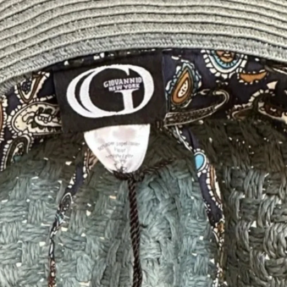 GIOVANNIO of NEW YORK ~ Women hand woven adjustable hat w/ inner paisley print